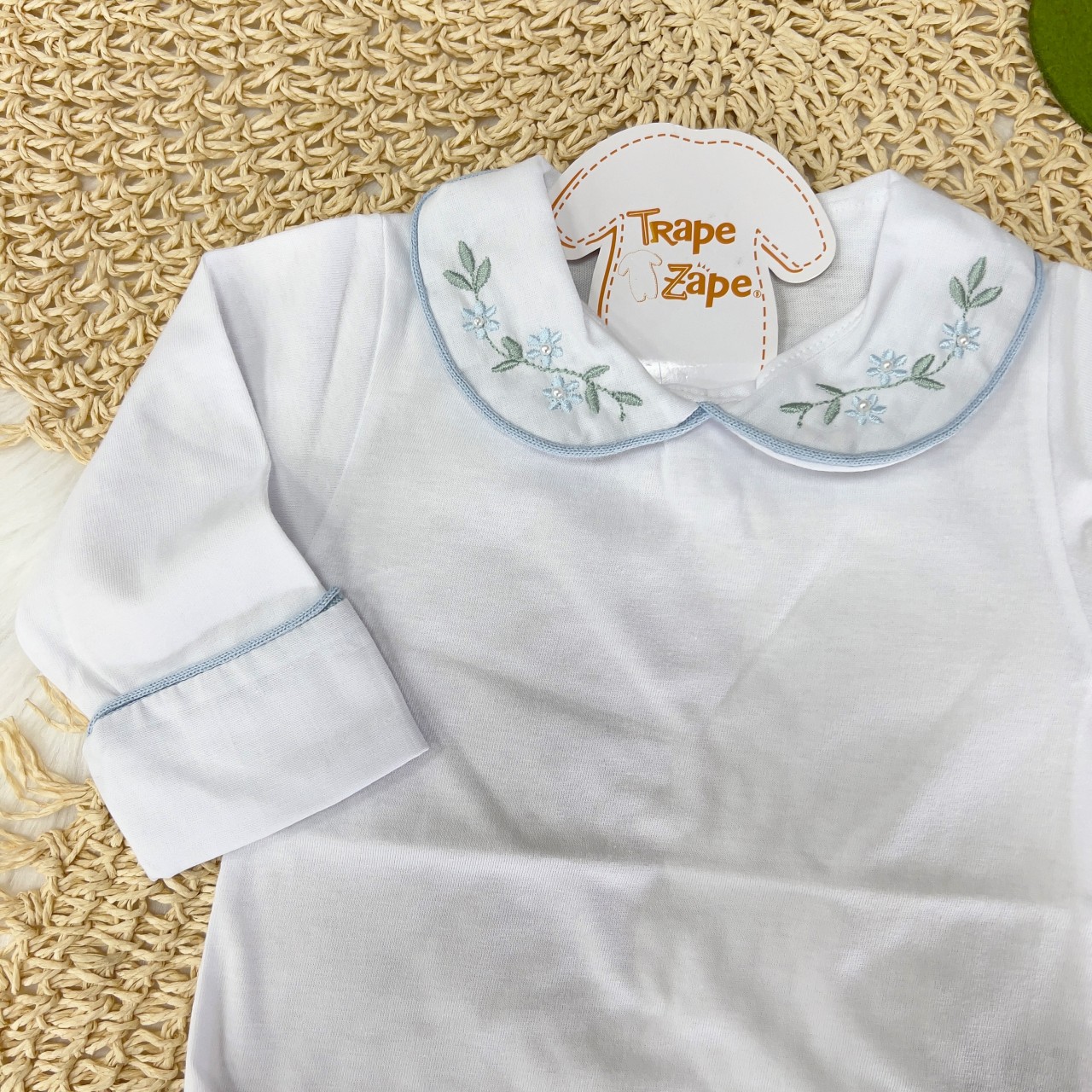   Body Branco com Gola Bordada Flores Azul Bebê e Planta Verde